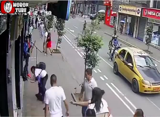 Video :A man uses a syringe to harm strangers